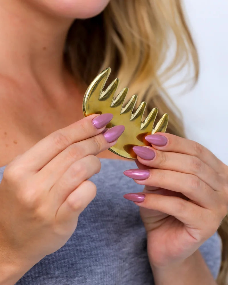 foto de uma mulher mostrando pente de Kansa . Tratamento ayurvédico para caspa, psoriase, queda de cabelos