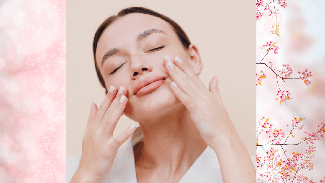 Mulher sorridente aplicando óleo no rosto (representando autoabhyanga)