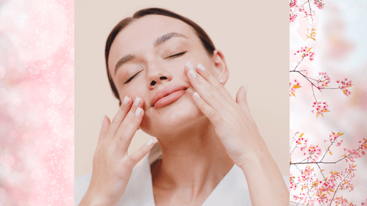 Mulher sorridente aplicando óleo no rosto (representando autoabhyanga)