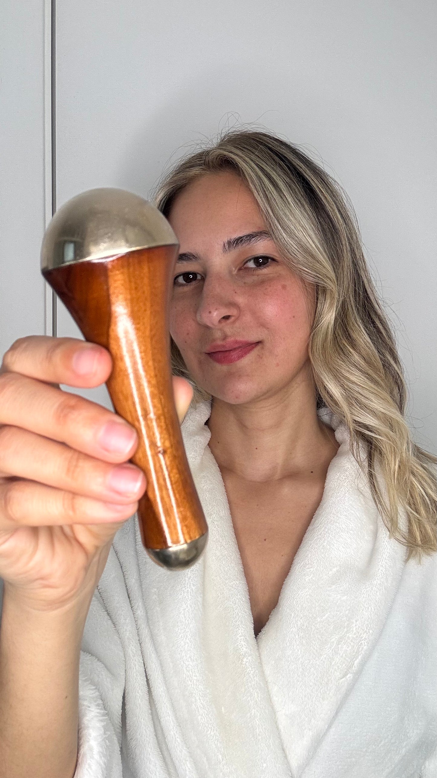 Massageador facial ayurvédico para rotina de skincare e autocuidado