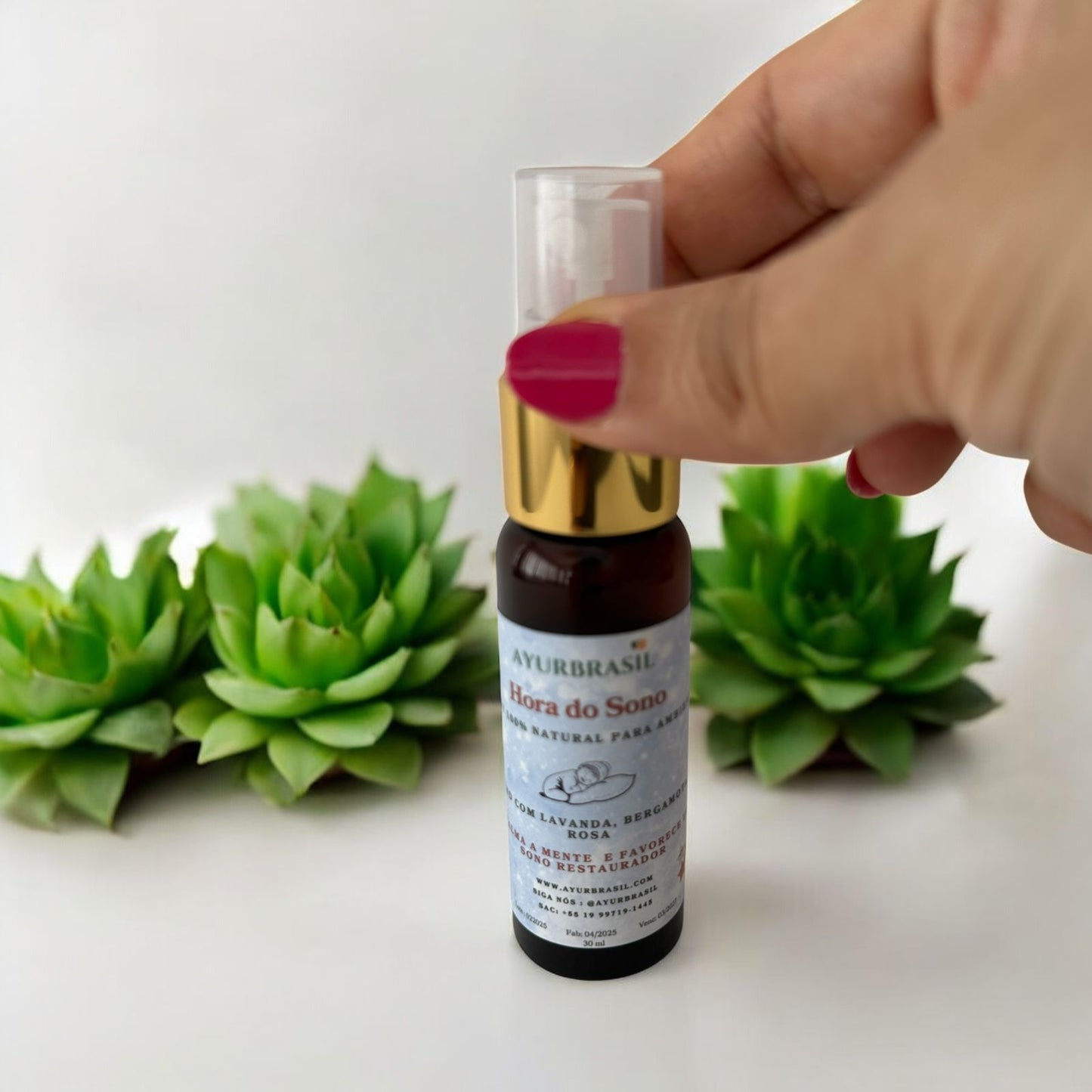 a mulher pegando spray aramoterapia de dormir tranquilla rotina noturna ayurvédco