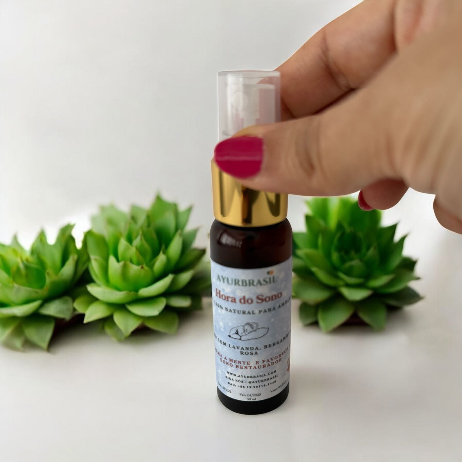 a mulher pegando spray aramoterapia de dormir tranquilla rotina noturna ayurvédco
